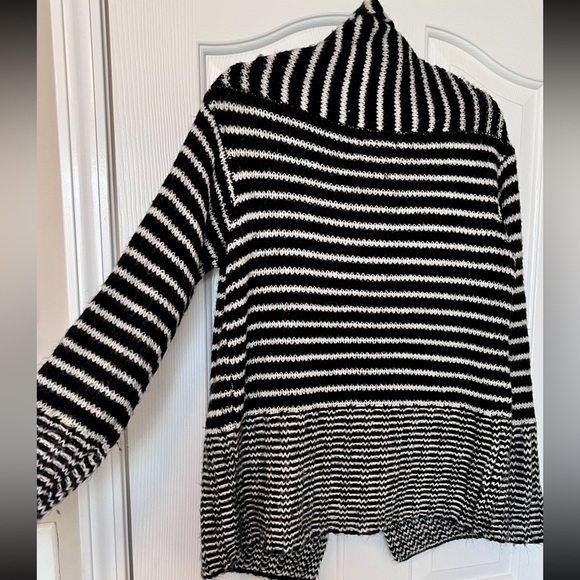 Guess brand Black and White Open Knit Cardigan Sweater with pockets. Size XS - Picture 11 of 15